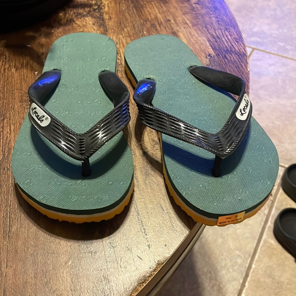 NWT locals flip flops. Green & yellow. Sz 6